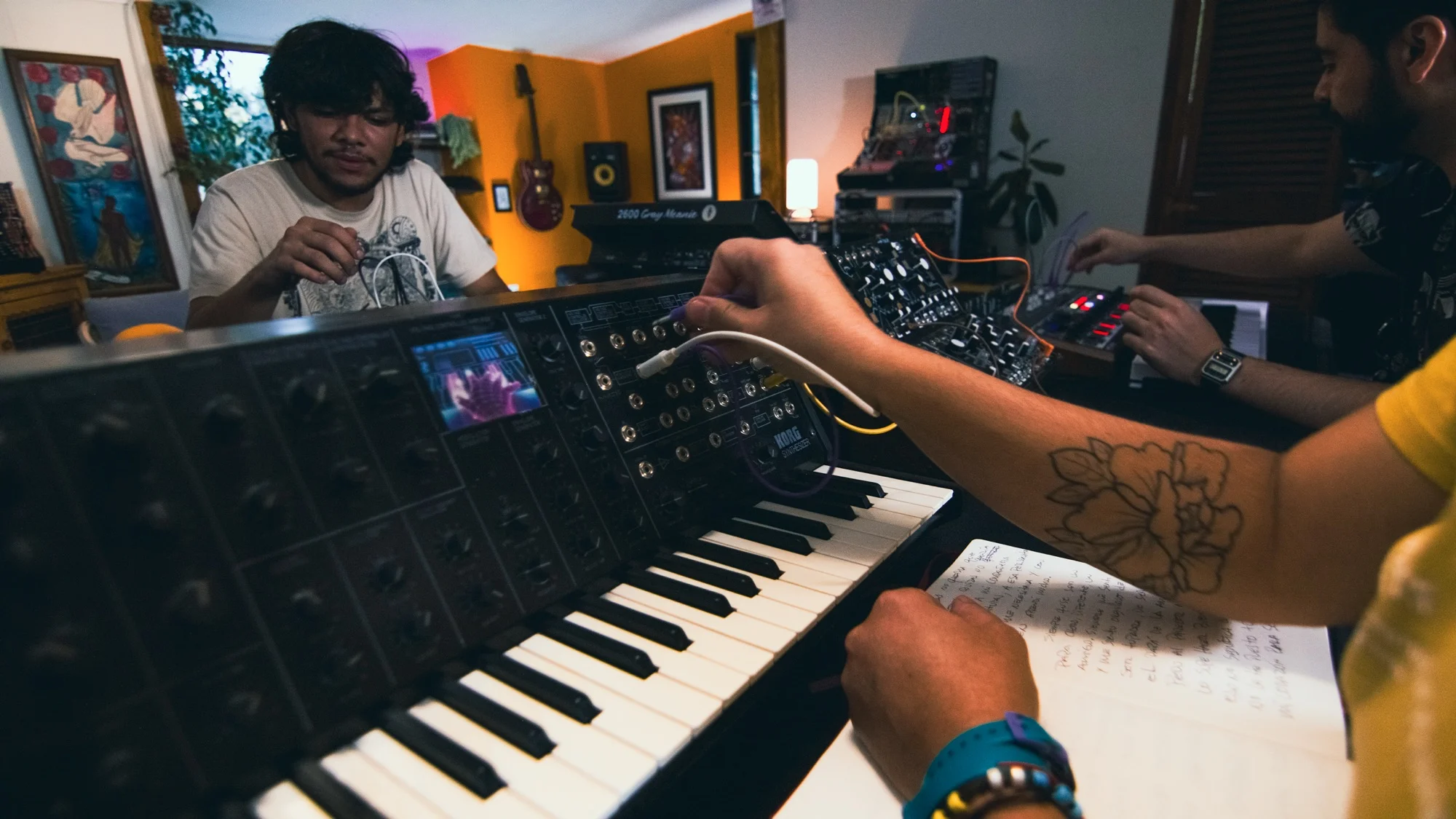 Acercamiento a las perillas y cables de un sintetizador modular en el estudio de grabación