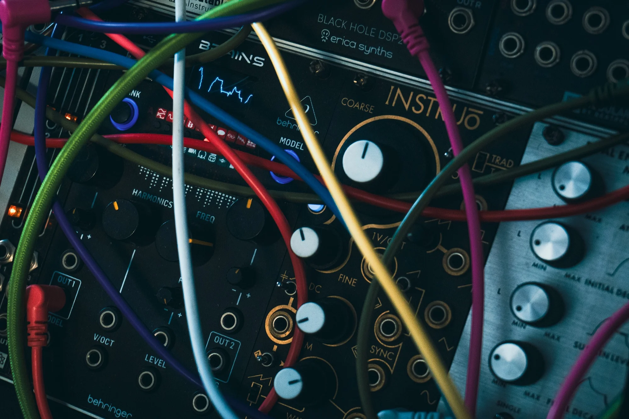 Sintetizador modular Instruo lleno de cables de parcheo amarillos en sesión de estudio